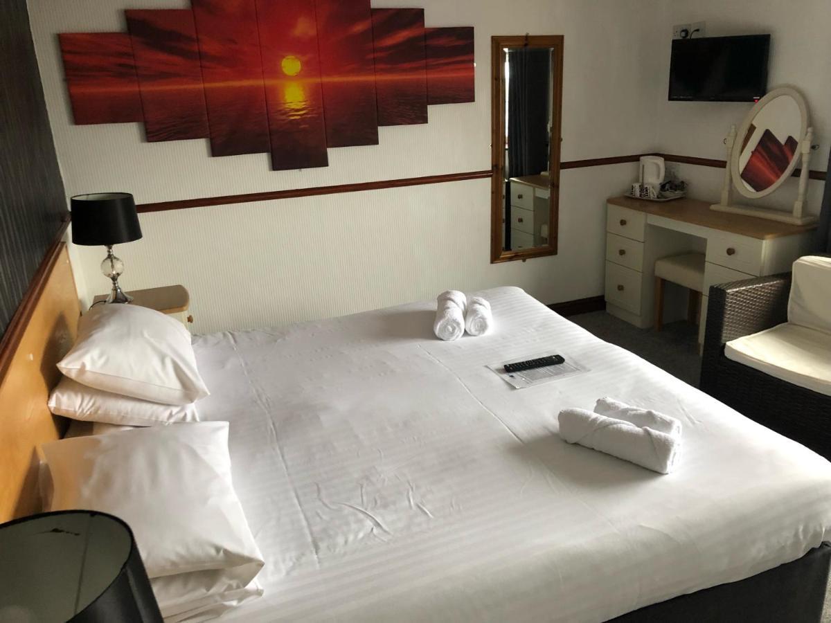 Boathouse Hotel 2*